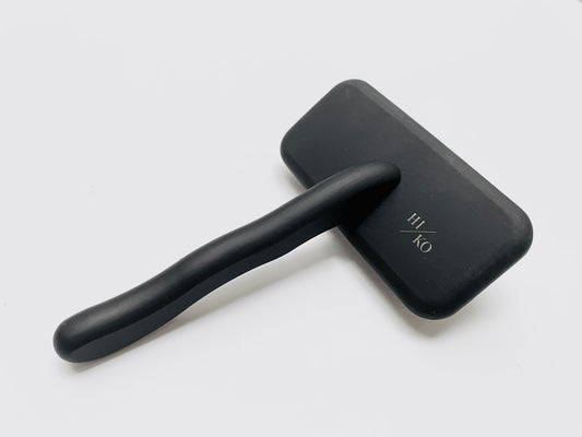 Hiko Ergonomic Slicker Brush ✦